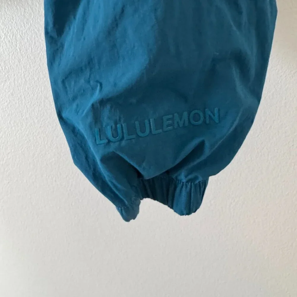 Lululemon Evergreen Cropped Anorak in Hawaiian Blue
